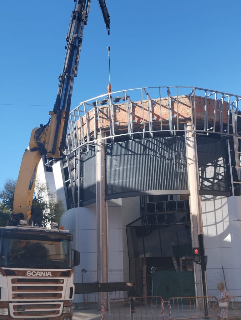 Instalando cristal decorativo con grua